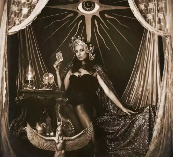 How to Choose a Good Tarot Reader (And Avoid Scams)